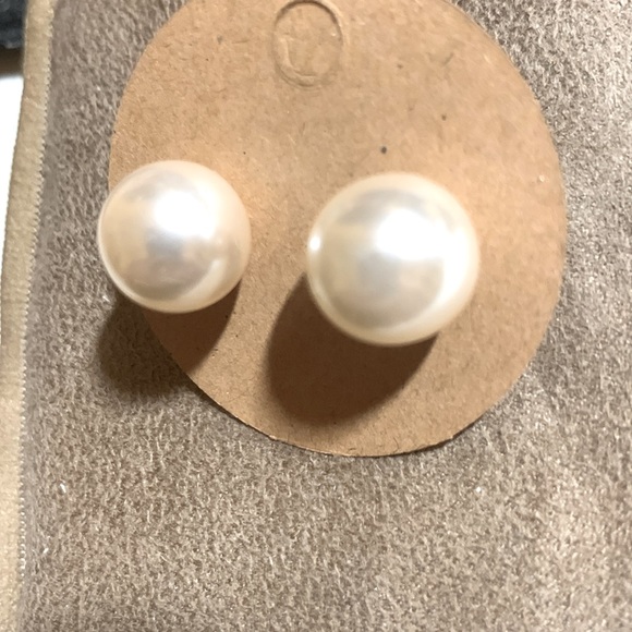 ⭐️*2/$10*⭐️ White Round imitation Pearl Stud Earrings-BRAND NEW - Picture 2 of 4
